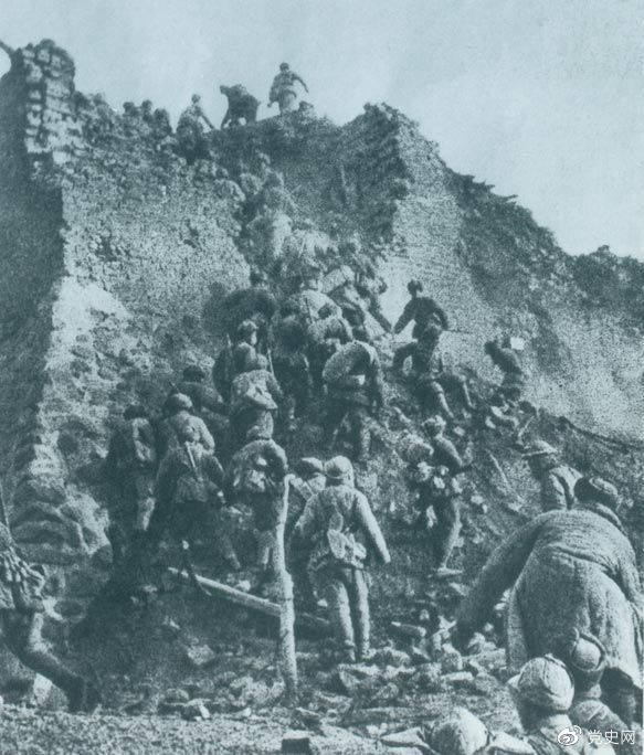 1948年12月，人民解放军向新保安守敌发起攻击。这是解放军战士登上新保安城头。